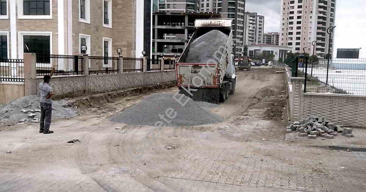 "Söke’de yeni Hükümet Konağı çevresinde yollar yenileniyor" başlıklı haber için fotorealistik, profe
