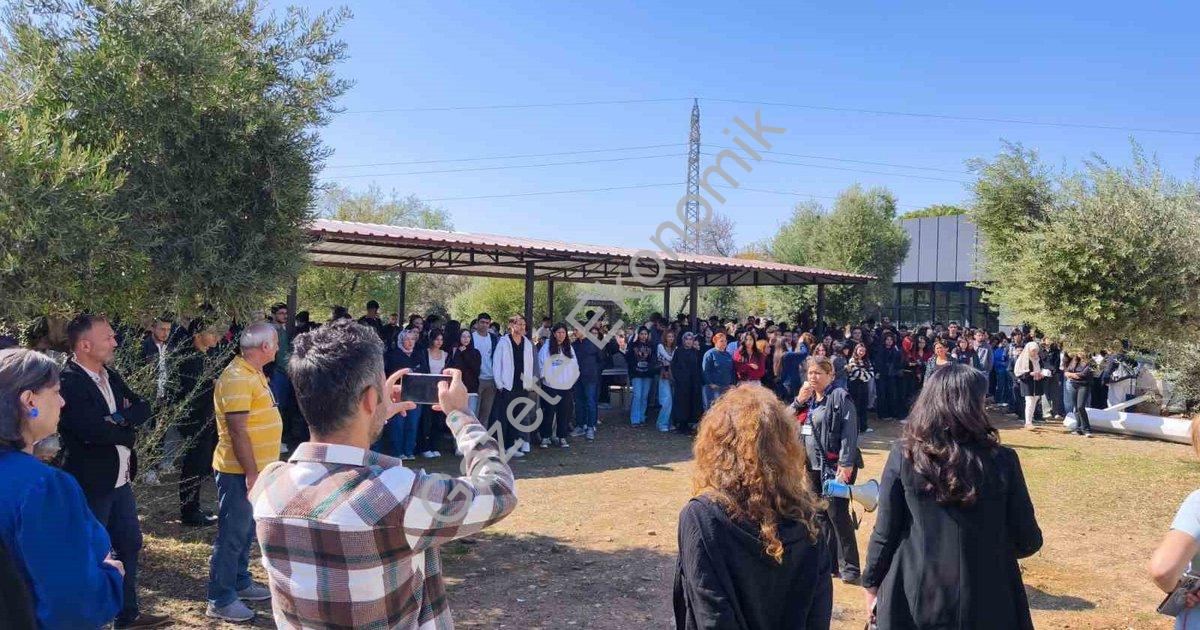 "ADÜ YDY’de deprem tatbikatı: Çök-kapan-tutun ve tahliye" başlıklı haber için fotorealistik, profesy