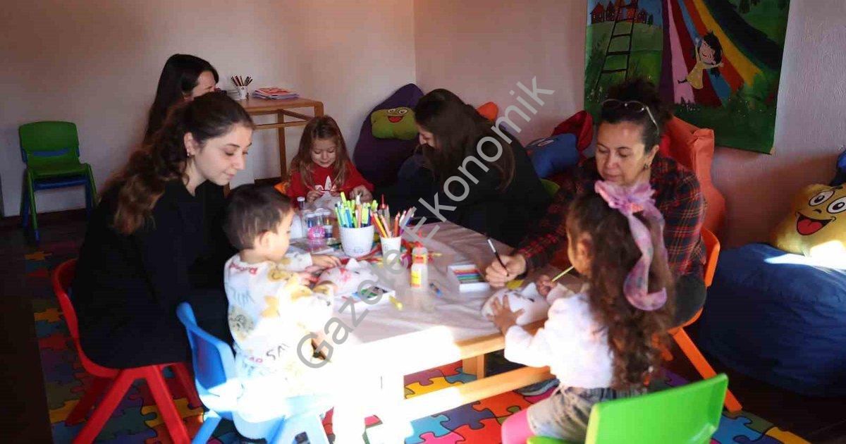 MUĞLA BÜYÜKŞEHİR BELEDİYESİ'NİN TARİHİ GÖZCÜLER EVİNDE DÜZENLEDİĞİ SOSYAL HİZMET ATÖLYELERİ, ÇOCUKLARIN ÇOK YÖNLÜ GELİŞİMİNE KATKI SAĞLARKEN DEZAVANTAJLI GRUPLAR İÇİN DE ÖNEMLİ BİR SOSYAL ALAN OLUŞTURUYOR.