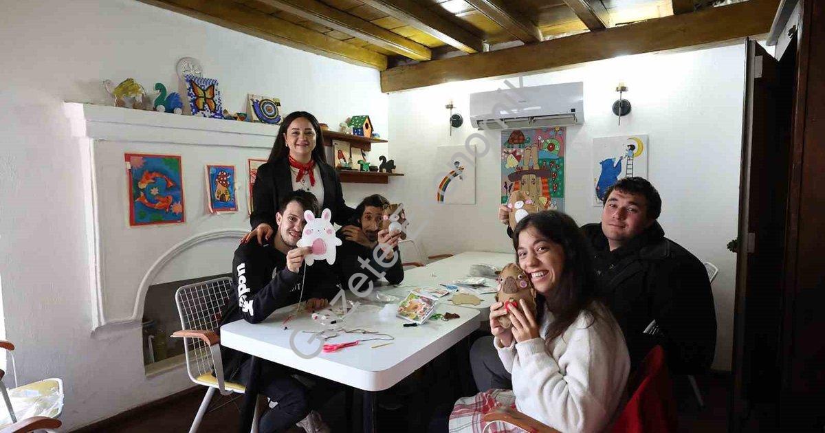 MUĞLA BÜYÜKŞEHİR BELEDİYESİ'NİN TARİHİ GÖZCÜLER EVİNDE DÜZENLEDİĞİ SOSYAL HİZMET ATÖLYELERİ, ÇOCUKLARIN ÇOK YÖNLÜ GELİŞİMİNE KATKI SAĞLARKEN DEZAVANTAJLI GRUPLAR İÇİN DE ÖNEMLİ BİR SOSYAL ALAN OLUŞTURUYOR.