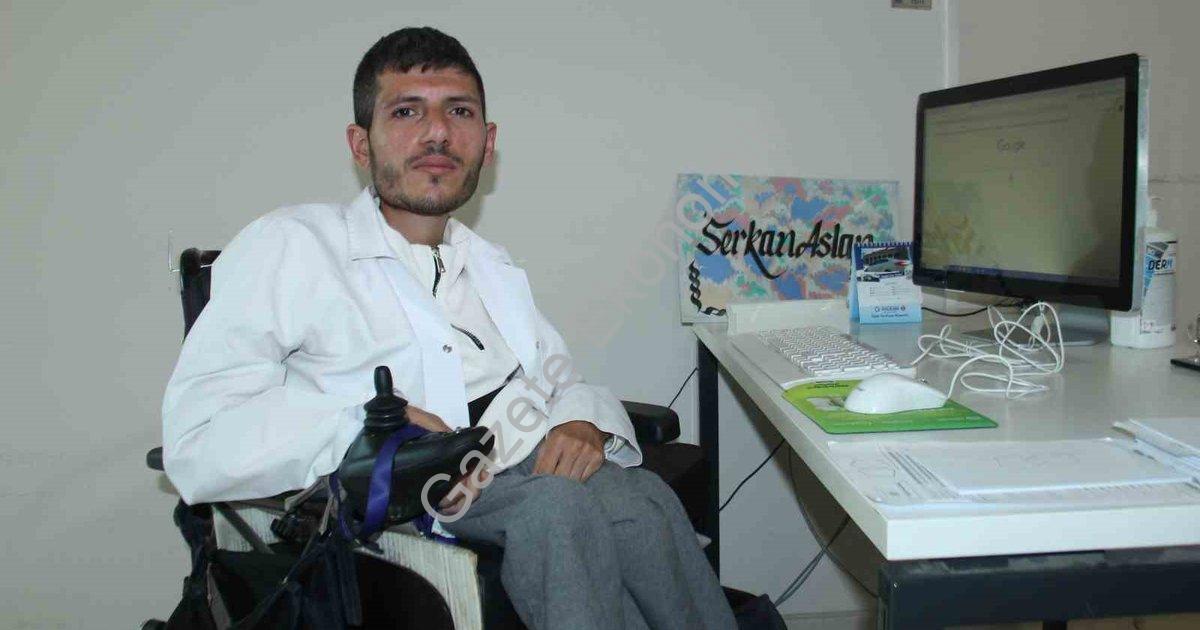 "SMA ile doğdu, Torbalı Devlet Hastanesi’nde psikolog oldu" başlıklı haber için fotorealistik, profe