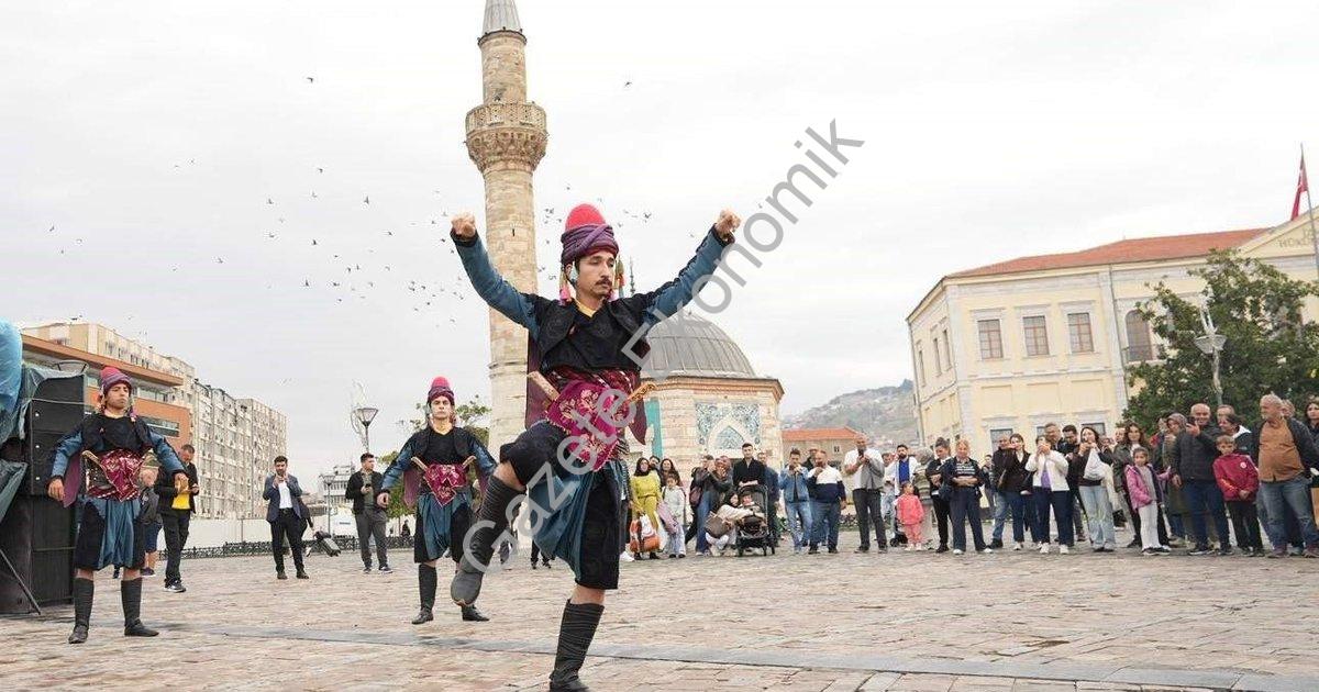 KONAK ATATÜRK MEYDANI'NDA EGE ÜNİVERSİTESİ TARAFINDAN HANRİ BENAZUS EGE ÜNİVERSİTESİ KOLEKSİYONU - CUMHURİYET VE ATATÜRK FOTOĞRAF SERGİSİ, TÜRK HALK DANSLARI TOPLULUĞU (TÜHAD)  EGE ZEYBEĞİ DANS GÖSTERİSİ VE DEVLET TÜRK MUSİKİSİ KONSERVATUVARI CUMHURİYET KONSERİ GERÇEKLEŞTİRİLDİ.