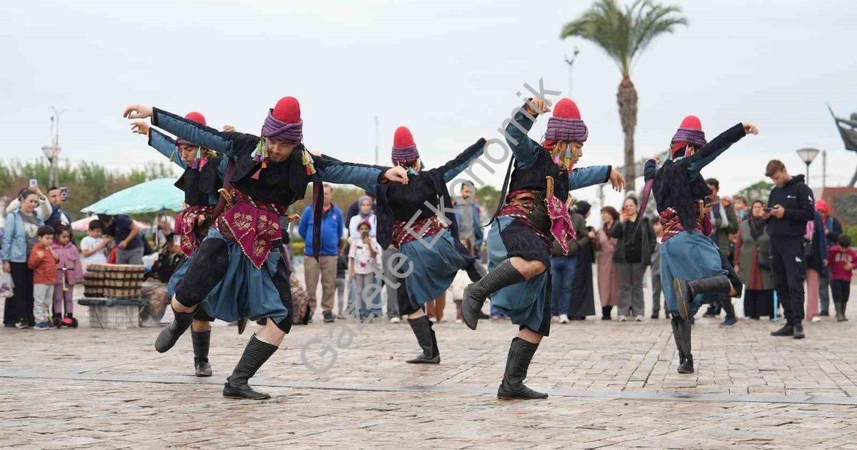 KONAK ATATÜRK MEYDANI'NDA EGE ÜNİVERSİTESİ TARAFINDAN HANRİ BENAZUS EGE ÜNİVERSİTESİ KOLEKSİYONU - CUMHURİYET VE ATATÜRK FOTOĞRAF SERGİSİ, TÜRK HALK DANSLARI TOPLULUĞU (TÜHAD)  EGE ZEYBEĞİ DANS GÖSTERİSİ VE DEVLET TÜRK MUSİKİSİ KONSERVATUVARI CUMHURİYET KONSERİ GERÇEKLEŞTİRİLDİ.