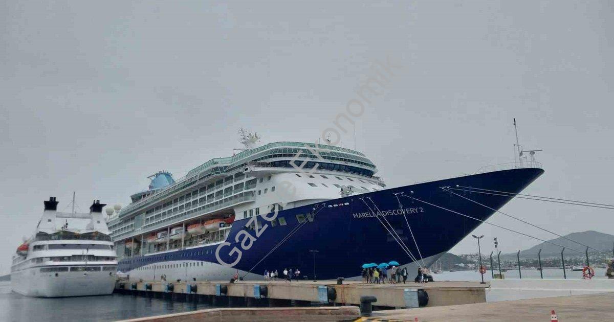 "Bodrum’a iki kruvaziyerle 2 bin 64 turist geldi" başlıklı haber için fotorealistik, profesyonel bir