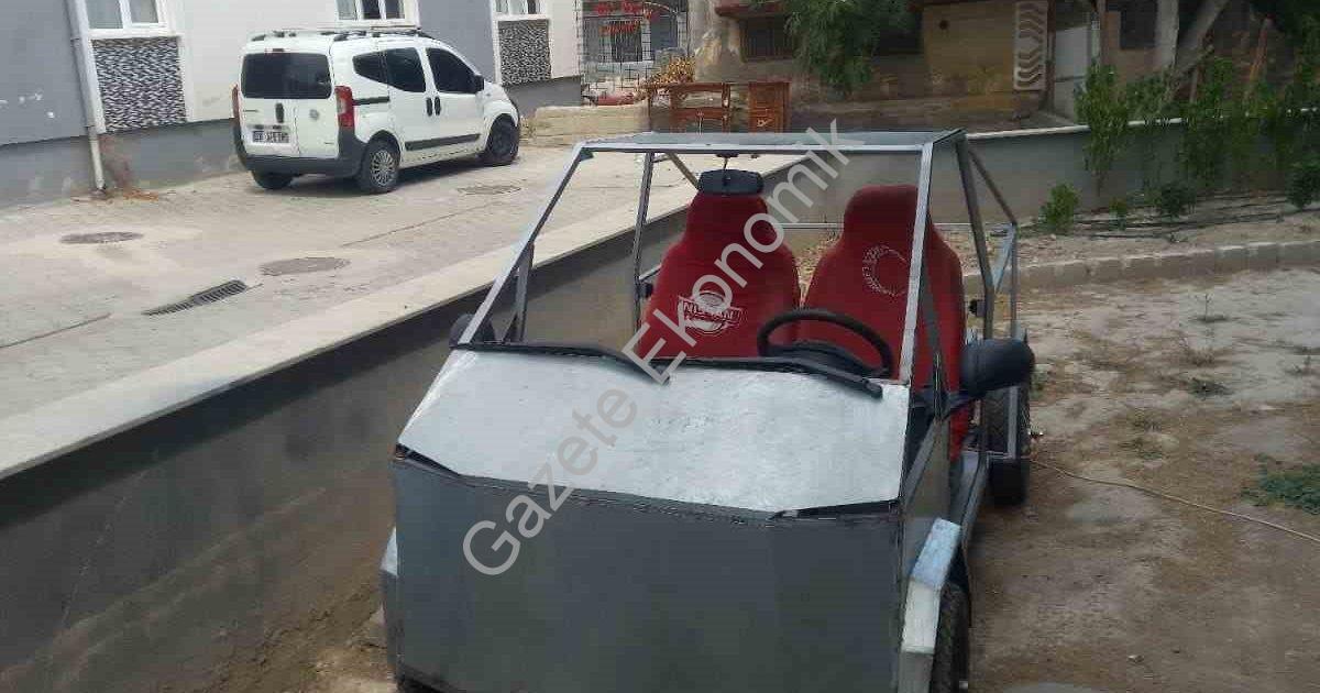 DENİZLİ’DE ELON MUSK’A TAŞ ÇIKARAN MUCİT, TESLA’NIN CYBERTRUCK VİDEOLARINDAN İLHAM ALARAK, BOŞ VAKİTLERİNDE HURDA MALZEMELERİ DEĞERLENDİRİP EVİNDE TEK KİŞİLİK ELEKTRİKLİ BİR PİCK-UP ÜRETTİ.