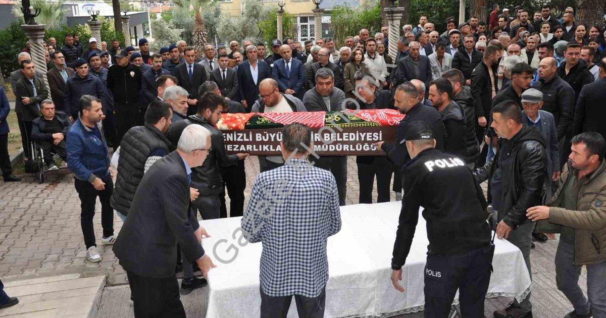 DENİZLİ’DE DÜN DÜĞÜN KONVOYUNDA BULUNAN OTOMOBİLİN ŞARAMPOLE YUVARLANMASI SONUCU HAYATINI KAYBEDEN MEHMET KARACA, YAPILAN CENAZE TÖRENİN ARDINDAN SON YOLCULUĞUNA UĞURLANDI. KAZADA ARACI KULLANAN ŞAHIS İSE TUTUKLANARAK CEZAEVİNE GÖNDERİLDİ.