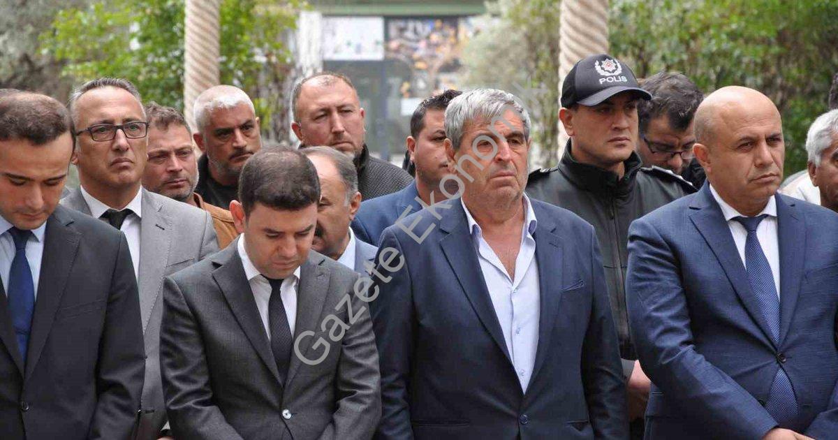 DENİZLİ’DE DÜN DÜĞÜN KONVOYUNDA BULUNAN OTOMOBİLİN ŞARAMPOLE YUVARLANMASI SONUCU HAYATINI KAYBEDEN MEHMET KARACA, YAPILAN CENAZE TÖRENİN ARDINDAN SON YOLCULUĞUNA UĞURLANDI. KAZADA ARACI KULLANAN ŞAHIS İSE TUTUKLANARAK CEZAEVİNE GÖNDERİLDİ.