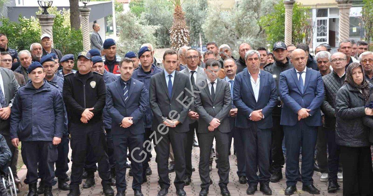 DENİZLİ’DE DÜN DÜĞÜN KONVOYUNDA BULUNAN OTOMOBİLİN ŞARAMPOLE YUVARLANMASI SONUCU HAYATINI KAYBEDEN MEHMET KARACA, YAPILAN CENAZE TÖRENİN ARDINDAN SON YOLCULUĞUNA UĞURLANDI. KAZADA ARACI KULLANAN ŞAHIS İSE TUTUKLANARAK CEZAEVİNE GÖNDERİLDİ.