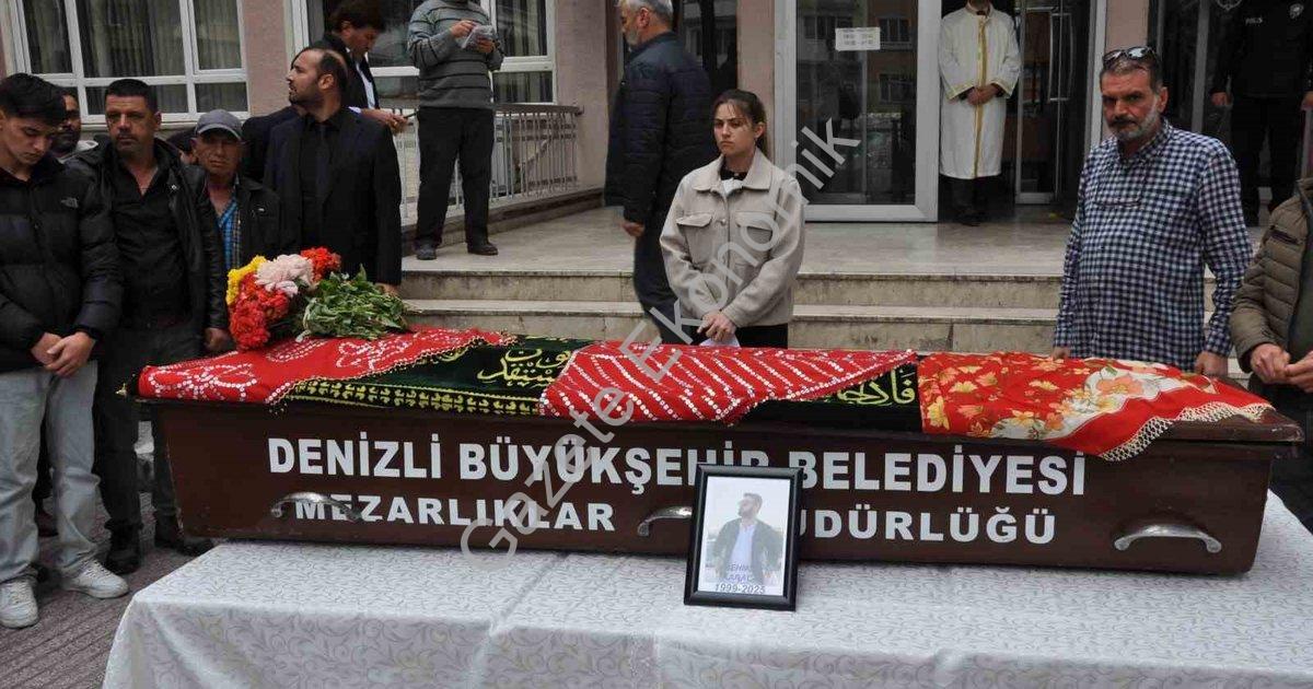 DENİZLİ’DE DÜN DÜĞÜN KONVOYUNDA BULUNAN OTOMOBİLİN ŞARAMPOLE YUVARLANMASI SONUCU HAYATINI KAYBEDEN MEHMET KARACA, YAPILAN CENAZE TÖRENİN ARDINDAN SON YOLCULUĞUNA UĞURLANDI. KAZADA ARACI KULLANAN ŞAHIS İSE TUTUKLANARAK CEZAEVİNE GÖNDERİLDİ.