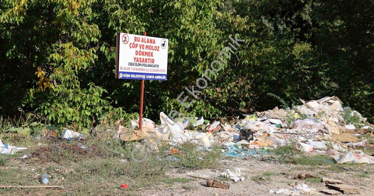 UYARI TABELALARINA RAĞMEN KÖŞK’ÜN CUMAYANI MAHALLESİ YOLU ÜZERİNDEKİ ALAN ÇÖPLÜĞE DÖNDÜ. KÖŞK BELEDİYESİ’NİN “BU ALANA ÇÖP VE MOLOZ DÖKMEK YASAKTIR” UYARISINA RAĞMEN BAZI VATANDAŞLAR YASAĞI HİÇE SAYARAK BÖLGEYİ ÇÖPLÜĞE ÇEVİRDİ.