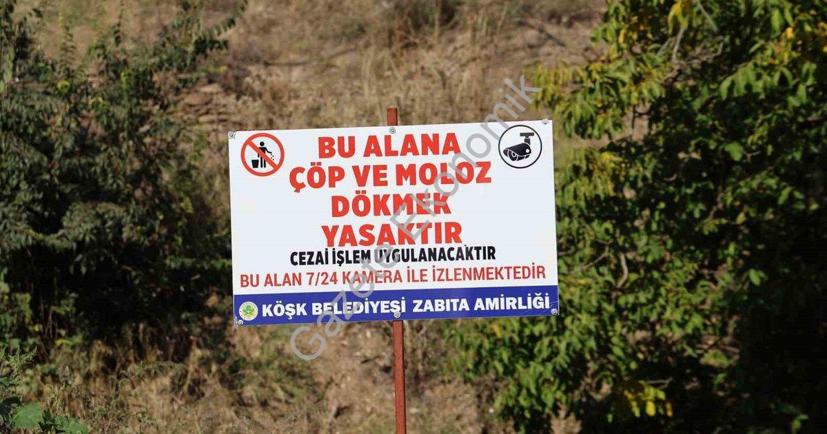 UYARI TABELALARINA RAĞMEN KÖŞK’ÜN CUMAYANI MAHALLESİ YOLU ÜZERİNDEKİ ALAN ÇÖPLÜĞE DÖNDÜ. KÖŞK BELEDİYESİ’NİN “BU ALANA ÇÖP VE MOLOZ DÖKMEK YASAKTIR” UYARISINA RAĞMEN BAZI VATANDAŞLAR YASAĞI HİÇE SAYARAK BÖLGEYİ ÇÖPLÜĞE ÇEVİRDİ.