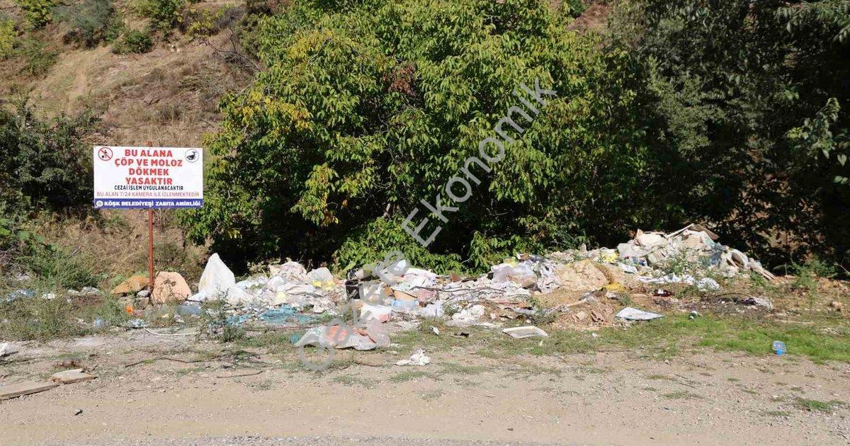 UYARI TABELALARINA RAĞMEN KÖŞK’ÜN CUMAYANI MAHALLESİ YOLU ÜZERİNDEKİ ALAN ÇÖPLÜĞE DÖNDÜ. KÖŞK BELEDİYESİ’NİN “BU ALANA ÇÖP VE MOLOZ DÖKMEK YASAKTIR” UYARISINA RAĞMEN BAZI VATANDAŞLAR YASAĞI HİÇE SAYARAK BÖLGEYİ ÇÖPLÜĞE ÇEVİRDİ.