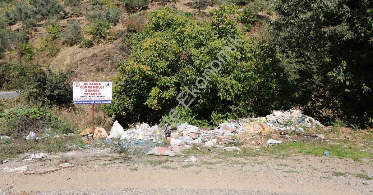 UYARI TABELALARINA RAĞMEN KÖŞK’ÜN CUMAYANI MAHALLESİ YOLU ÜZERİNDEKİ ALAN ÇÖPLÜĞE DÖNDÜ. KÖŞK BELEDİYESİ’NİN “BU ALANA ÇÖP VE MOLOZ DÖKMEK YASAKTIR” UYARISINA RAĞMEN BAZI VATANDAŞLAR YASAĞI HİÇE SAYARAK BÖLGEYİ ÇÖPLÜĞE ÇEVİRDİ.