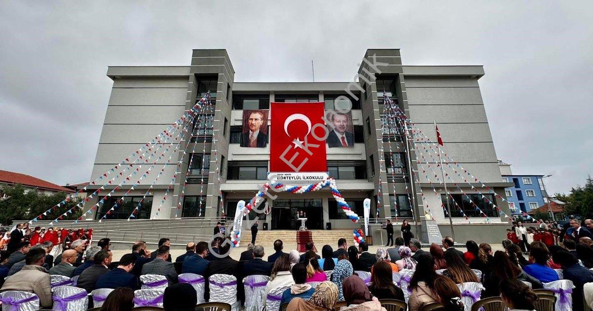 "Sarıgöl’de üç yeni okul törenle eğitime kapılarını açtı" başlıklı haber için fotorealistik, profesy