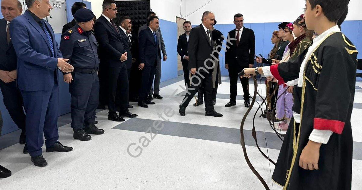 MANİSA'NIN SARIGÖL İLÇESİNDE DEPREME DAYANIKSIZ OLDUĞU GEREKÇESİYLE YIKILIP YENİDEN YAPILAN 3 OKULUN RESMİ AÇILIŞLARI GERÇEKLEŞTİRİLDİ.