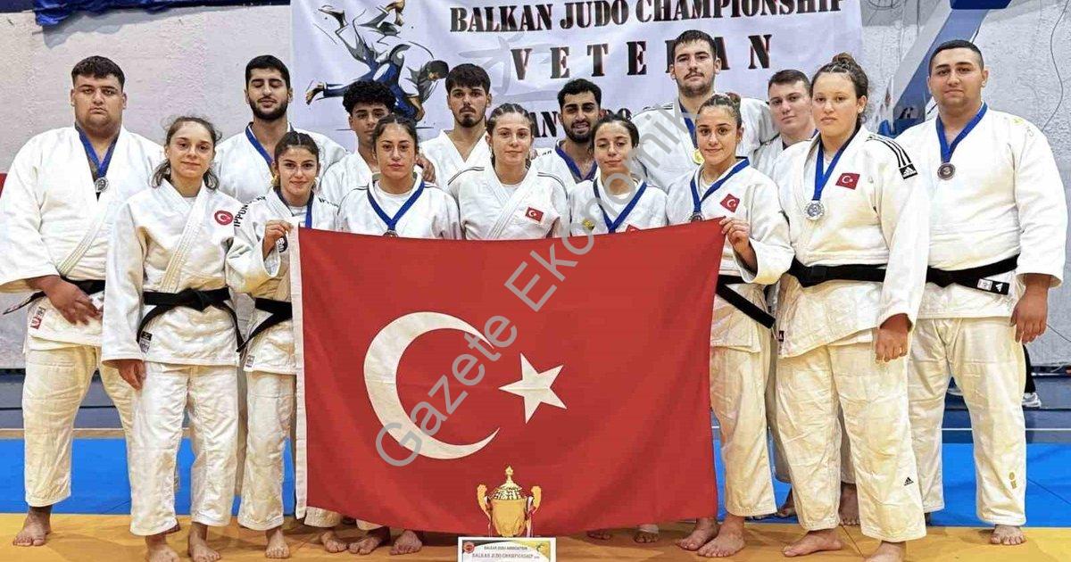 "Enes Pınar’dan Balkanlarda iki madalya: Bir ayda ikinci zafer" başlıklı haber için fotorealistik, p