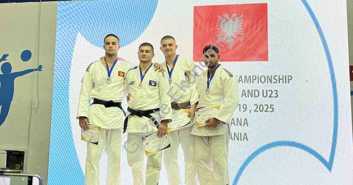 YUNUSEMRE BELEDİYESPOR'UN MİLLİ JUDOCUSU ENES PINAR, ARNAVUTLUK'TA DÜZENLENEN U23 BALKAN JUDO ŞAMPİYONASI'NDA BİREYSELDE ÜÇÜNCÜ, TAKIM KATEGORİSİNDE İSE İKİNCİ OLDU. BAŞARILI JUDOCU BİR AY ÖNCE DE BÜYÜKLER KATEGORİSİNDE KOSOVA'DA YAPILAN ŞAMPİYONADA ELDE ETTİĞİ BRONZ MADALYA İLE TÜRKİYE'NİN GURURU OLMUŞTU.