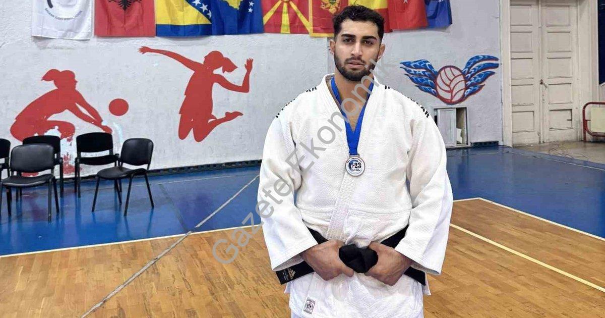 YUNUSEMRE BELEDİYESPOR'UN MİLLİ JUDOCUSU ENES PINAR, ARNAVUTLUK'TA DÜZENLENEN U23 BALKAN JUDO ŞAMPİYONASI'NDA BİREYSELDE ÜÇÜNCÜ, TAKIM KATEGORİSİNDE İSE İKİNCİ OLDU. BAŞARILI JUDOCU BİR AY ÖNCE DE BÜYÜKLER KATEGORİSİNDE KOSOVA'DA YAPILAN ŞAMPİYONADA ELDE ETTİĞİ BRONZ MADALYA İLE TÜRKİYE'NİN GURURU OLMUŞTU.
