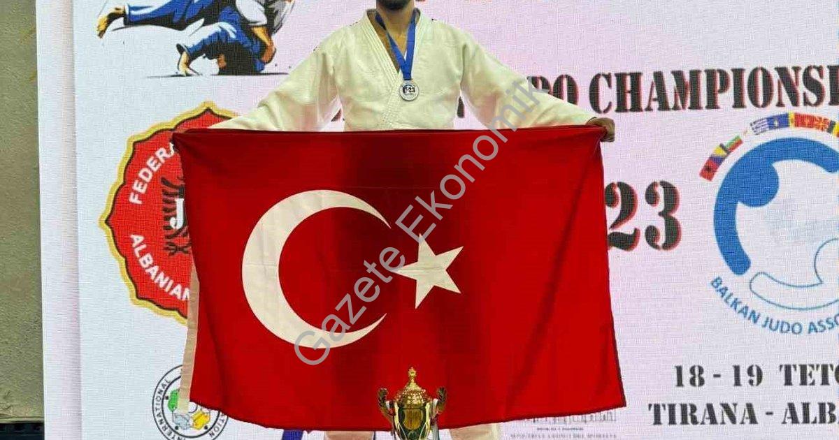 YUNUSEMRE BELEDİYESPOR'UN MİLLİ JUDOCUSU ENES PINAR, ARNAVUTLUK'TA DÜZENLENEN U23 BALKAN JUDO ŞAMPİYONASI'NDA BİREYSELDE ÜÇÜNCÜ, TAKIM KATEGORİSİNDE İSE İKİNCİ OLDU. BAŞARILI JUDOCU BİR AY ÖNCE DE BÜYÜKLER KATEGORİSİNDE KOSOVA'DA YAPILAN ŞAMPİYONADA ELDE ETTİĞİ BRONZ MADALYA İLE TÜRKİYE'NİN GURURU OLMUŞTU.