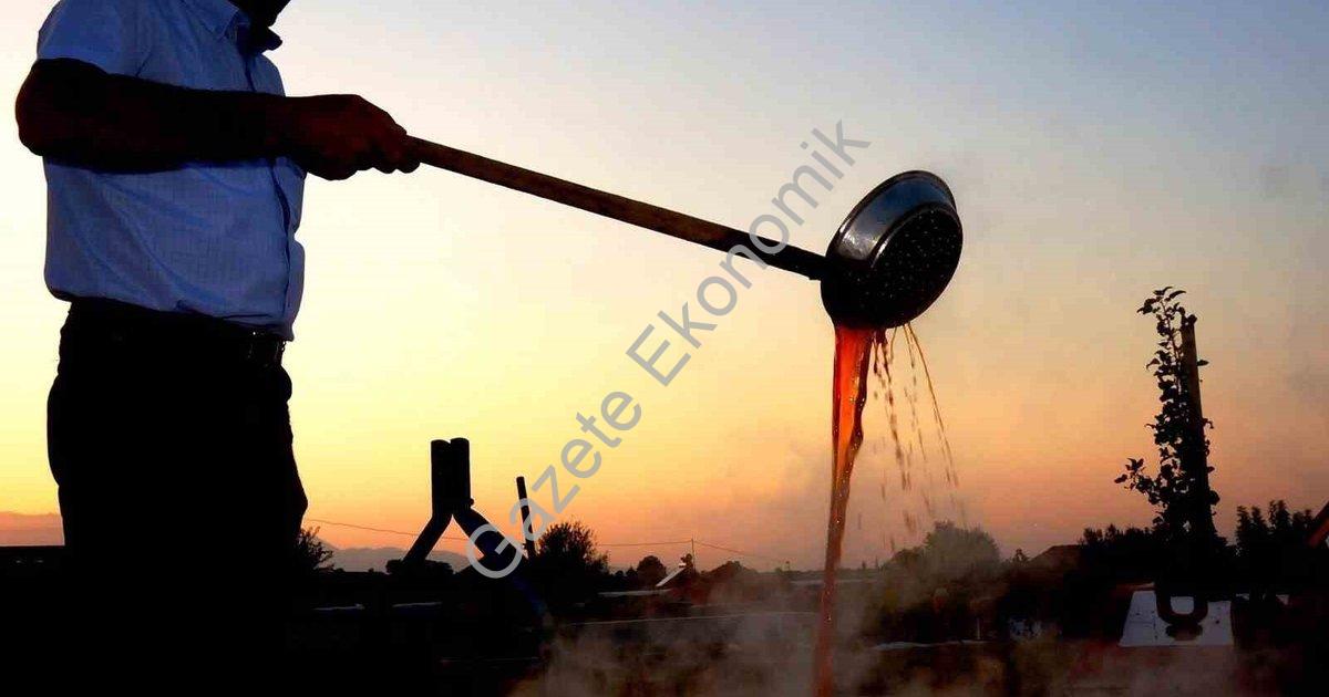 "Sarıgöl’de pekmez köpüğü geleneği bereketle yaşatılıyor" başlıklı haber için fotorealistik, profesy