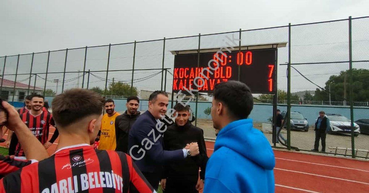 KOÇARLI BELEDİYE BAŞKANI ÖZGÜR ARICI, KOÇARLI BELEDİYESPOR’UN 7-1’LİK KALE DAVAZSPOR GALİBİYETİNİN ARDINDAN, SAHAYA İNDİ.