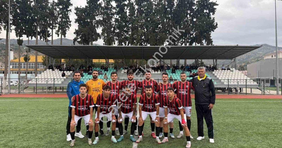 KOÇARLI BELEDİYE BAŞKANI ÖZGÜR ARICI, KOÇARLI BELEDİYESPOR’UN 7-1’LİK KALE DAVAZSPOR GALİBİYETİNİN ARDINDAN, SAHAYA İNDİ.