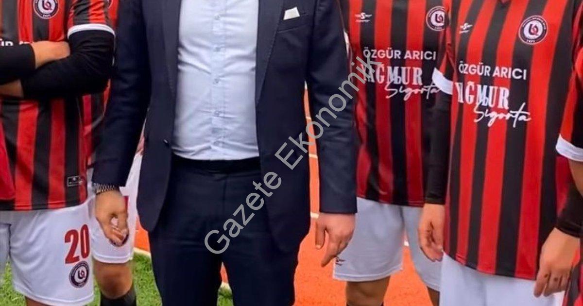 KOÇARLI BELEDİYE BAŞKANI ÖZGÜR ARICI, KOÇARLI BELEDİYESPOR’UN 7-1’LİK KALE DAVAZSPOR GALİBİYETİNİN ARDINDAN, SAHAYA İNDİ.