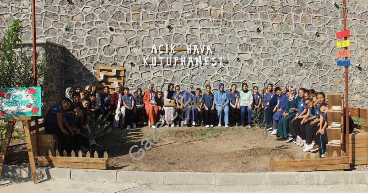 "Manisa’da açık hava kütüphanesi: Ekran yerine doğa" başlıklı haber için fotorealistik, profesyonel