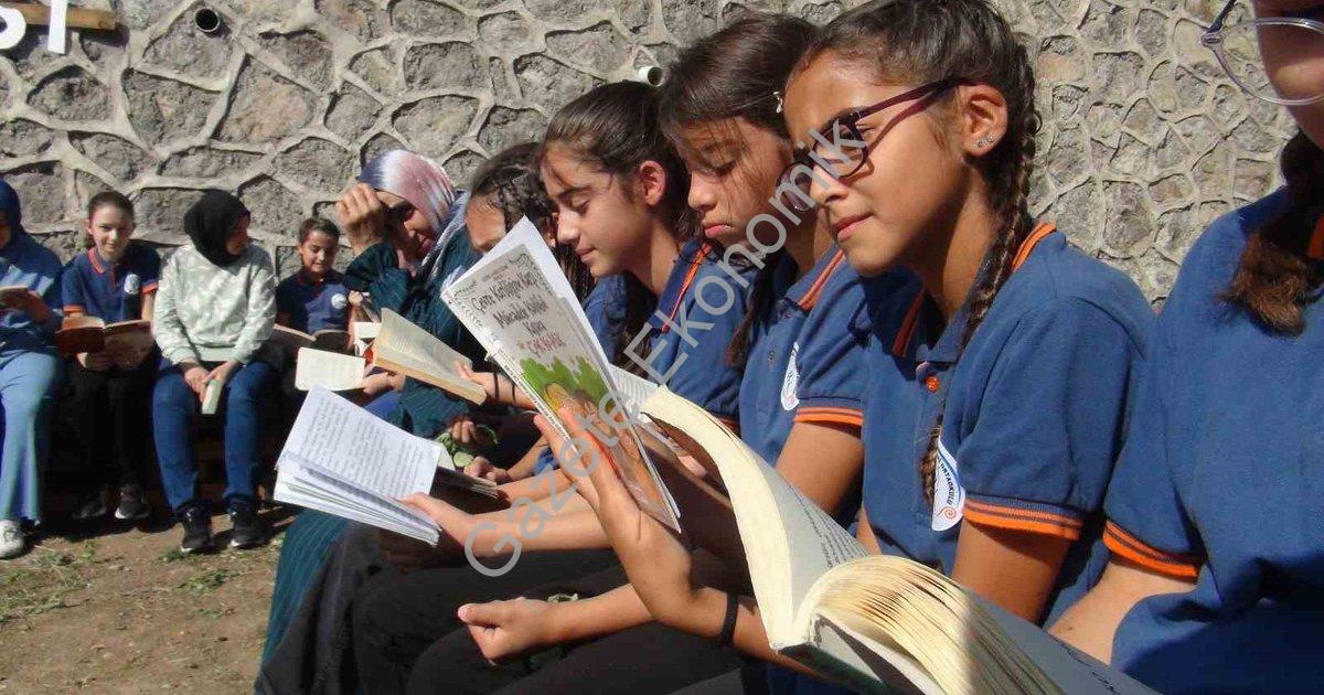 AKGEDİK TOKİ ORTAOKULU'NDA KURULAN AGRO KÜTÜPHANE İLE ÖĞRENCİLER VE VELİLER DOĞAYLA İÇ İÇE KİTAP OKUYOR. TAMAMEN GERİ DÖNÜŞÜM MALZEMELERİYLE YAPILAN AÇIK HAVA KÜTÜPHANESİ, HEM ÇEVRE BİLİNCİ HEM DE AİLE-ÖĞRENCİ ETKİLEŞİMİNE ÖRNEK OLMASIYLA DİKKAT ÇEKTİ.