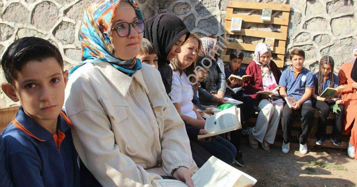 AKGEDİK TOKİ ORTAOKULU'NDA KURULAN AGRO KÜTÜPHANE İLE ÖĞRENCİLER VE VELİLER DOĞAYLA İÇ İÇE KİTAP OKUYOR. TAMAMEN GERİ DÖNÜŞÜM MALZEMELERİYLE YAPILAN AÇIK HAVA KÜTÜPHANESİ, HEM ÇEVRE BİLİNCİ HEM DE AİLE-ÖĞRENCİ ETKİLEŞİMİNE ÖRNEK OLMASIYLA DİKKAT ÇEKTİ.
