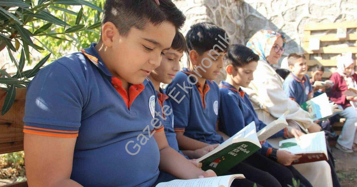 AKGEDİK TOKİ ORTAOKULU'NDA KURULAN AGRO KÜTÜPHANE İLE ÖĞRENCİLER VE VELİLER DOĞAYLA İÇ İÇE KİTAP OKUYOR. TAMAMEN GERİ DÖNÜŞÜM MALZEMELERİYLE YAPILAN AÇIK HAVA KÜTÜPHANESİ, HEM ÇEVRE BİLİNCİ HEM DE AİLE-ÖĞRENCİ ETKİLEŞİMİNE ÖRNEK OLMASIYLA DİKKAT ÇEKTİ.