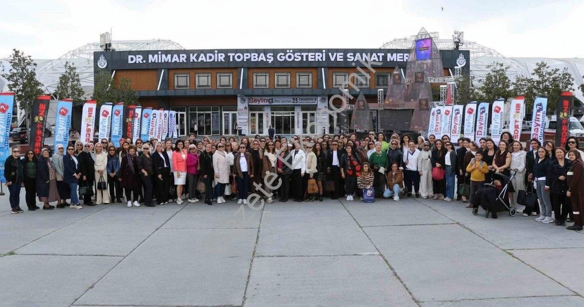 "AYTO’lu kadın girişimciler fuarda Aydın’ı vitrine taşıdı" başlıklı haber için fotorealistik, profes
