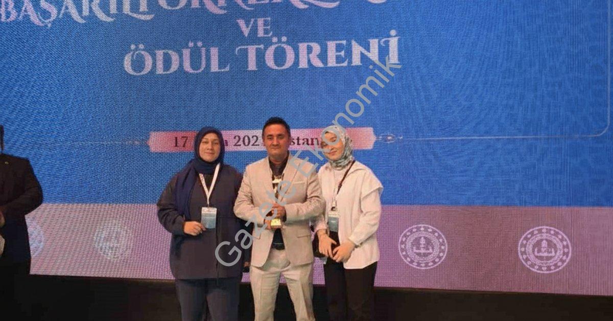 PROJE KOORDİNATÖRÜ İBRAHİM YILDIRIM VE PROJEDE YER ALAN ÖĞRENCİLER ÖDÜLLERİNİ ALDILAR