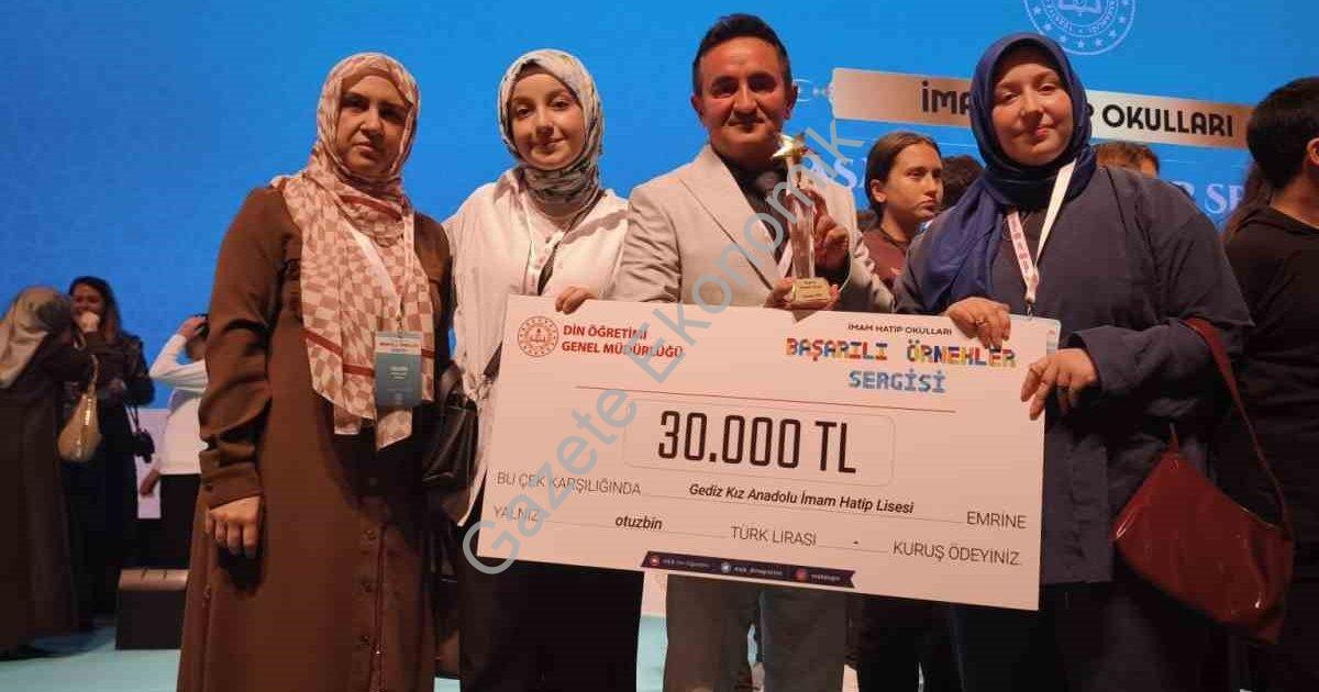 OKUL MÜDÜR YARDIMCISI FİLİZ ESER (SOLDA EN BAŞTA) VE KOORDİNATÖR İBRAHİM YILDIRIM ALDIKLARI 30 BİN TL'LİK ÖDÜLLE