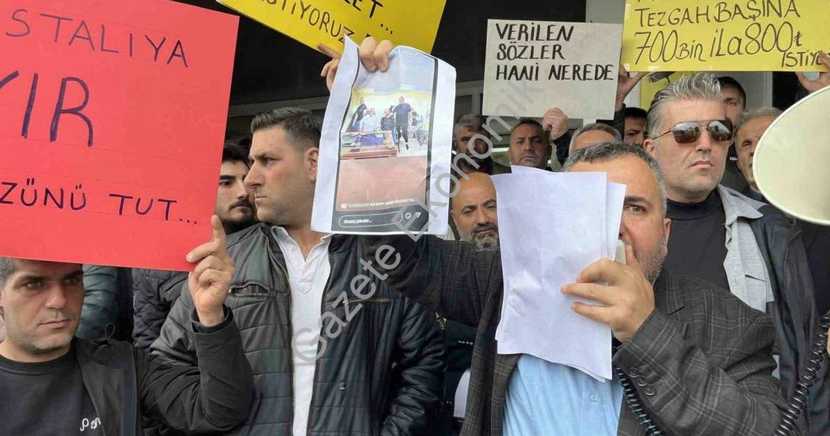 KARŞIYAKA’NIN SİMGESİ HALİNE GELEN BOSTANLI PAZARI’NIN HAFTADA İKİ GÜNE ÇIKARILMASI VE ALANIN BİR ŞİRKETE DEVREDİLMESİ PLANI, PAZARCI ESNAFININ TEPKİSİNE NEDEN OLDU. KARŞIYAKA BELEDİYESİ ÖNÜNDE TOPLANAN ESNAF, BAŞKANI PROTESTO ETTİ.