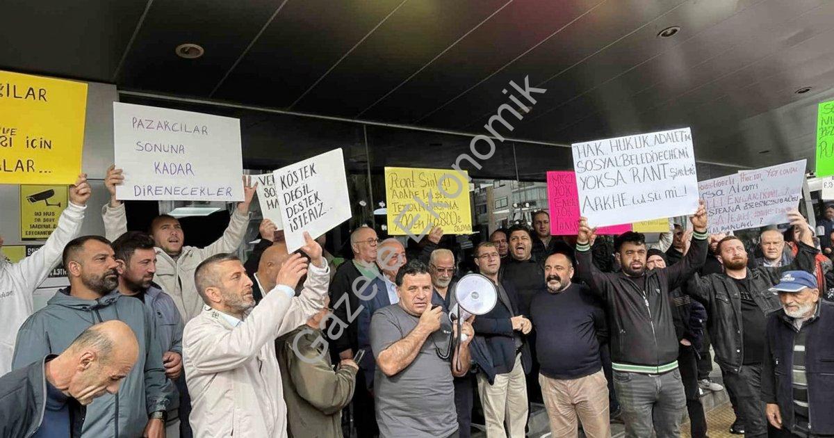 KARŞIYAKA’NIN SİMGESİ HALİNE GELEN BOSTANLI PAZARI’NIN HAFTADA İKİ GÜNE ÇIKARILMASI VE ALANIN BİR ŞİRKETE DEVREDİLMESİ PLANI, PAZARCI ESNAFININ TEPKİSİNE NEDEN OLDU. KARŞIYAKA BELEDİYESİ ÖNÜNDE TOPLANAN ESNAF, BAŞKANI PROTESTO ETTİ.