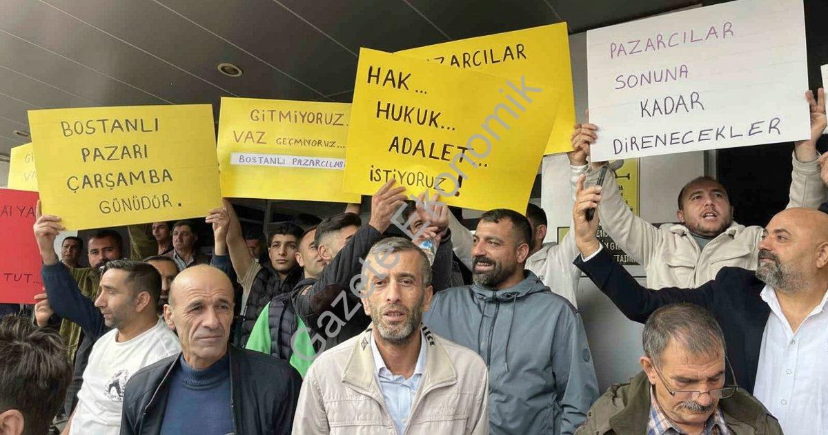 KARŞIYAKA’NIN SİMGESİ HALİNE GELEN BOSTANLI PAZARI’NIN HAFTADA İKİ GÜNE ÇIKARILMASI VE ALANIN BİR ŞİRKETE DEVREDİLMESİ PLANI, PAZARCI ESNAFININ TEPKİSİNE NEDEN OLDU. KARŞIYAKA BELEDİYESİ ÖNÜNDE TOPLANAN ESNAF, BAŞKANI PROTESTO ETTİ.