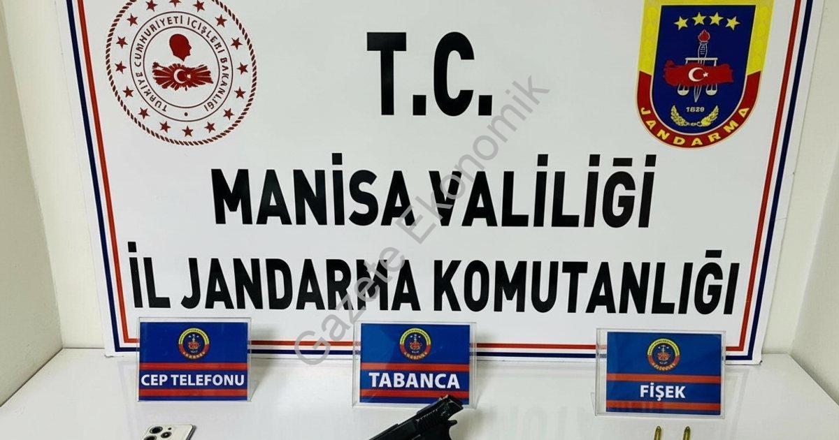 "Salihli’de şüpheli durduruldu: Ruhsatsız tabanca ele geçirildi" başlıklı haber için fotorealistik,