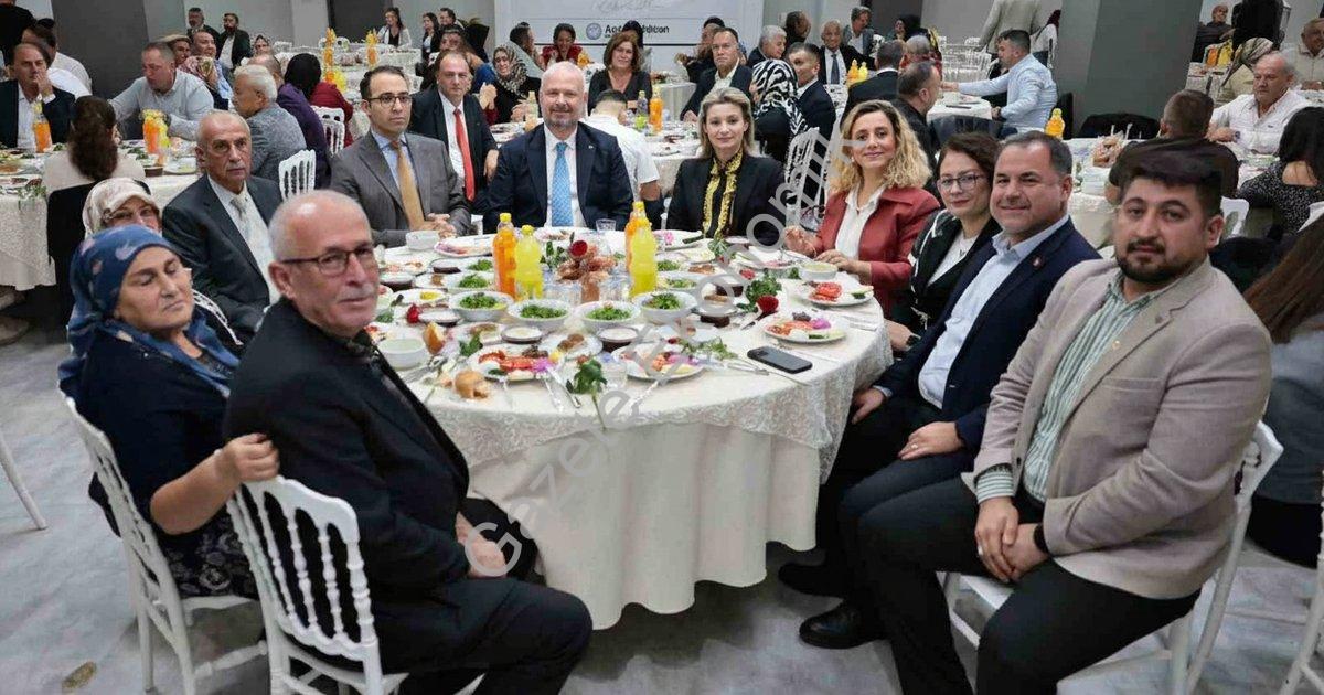 "Menemen’de 19 Ekim Muhtarlar Günü coşkuyla kutlandı" başlıklı haber için fotorealistik, profesyonel