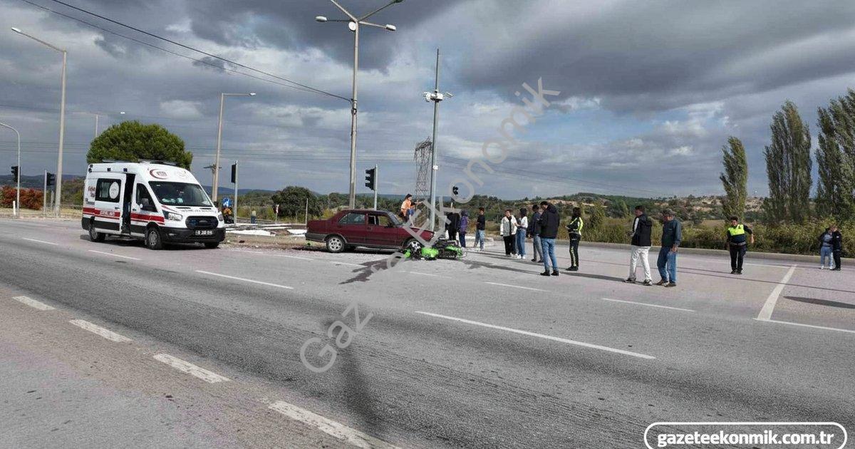 "Gediz’de kırmızı ışık ihlali: Motosiklet sürücüsü yaralandı" başlıklı haber için fotorealistik, pro