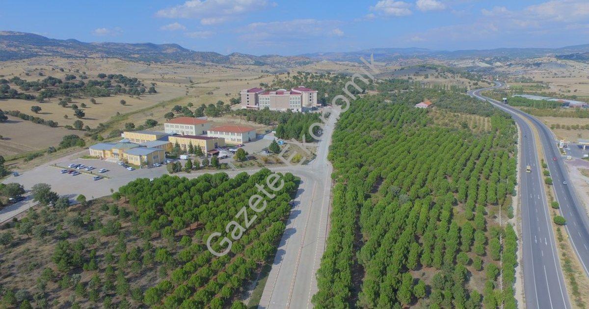 "Gediz’de ikametini taşıyan üniversitelilere 2.000 TL hediye" başlıklı haber için fotorealistik, pro