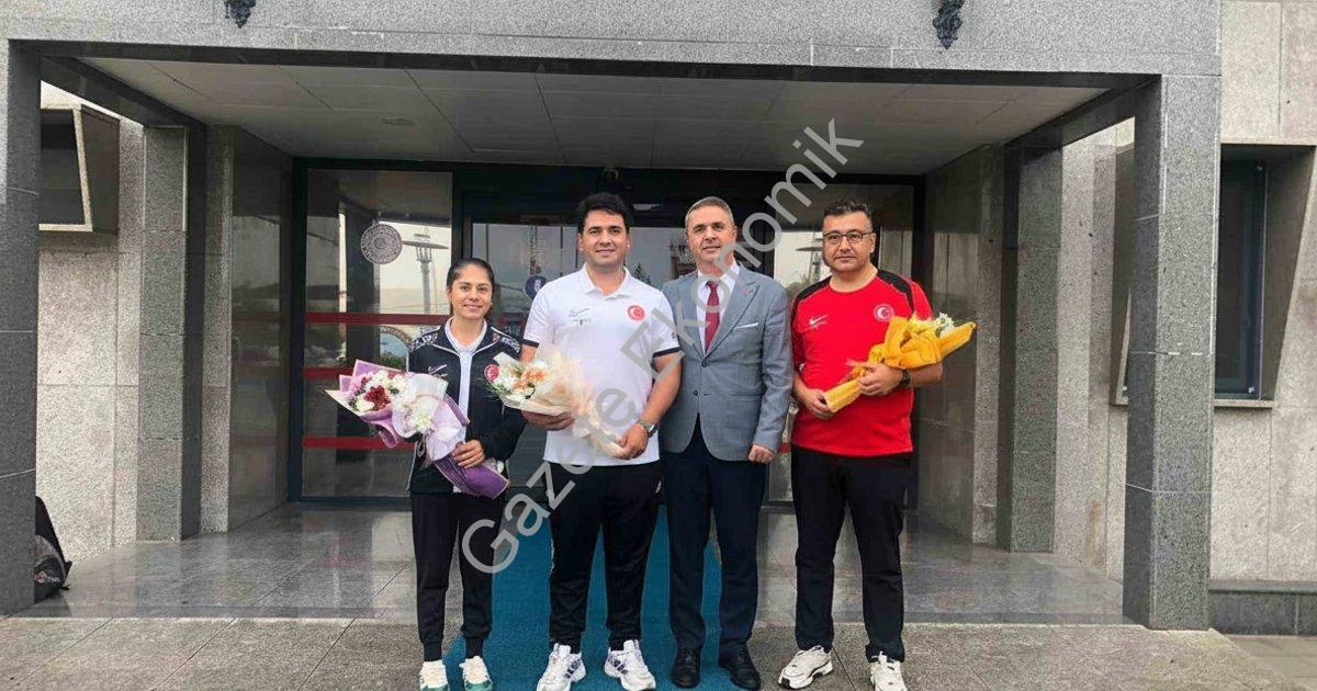 "Dünya şampiyonu Emircan Haney Muğla’da coşkuyla karşılandı" başlıklı haber için fotorealistik, prof