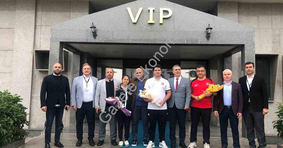 MUĞLALI DÜNYA ŞAMPİYONU HANEY HAVALİMANINDA ÇİÇEKLERLE KARŞILANDI