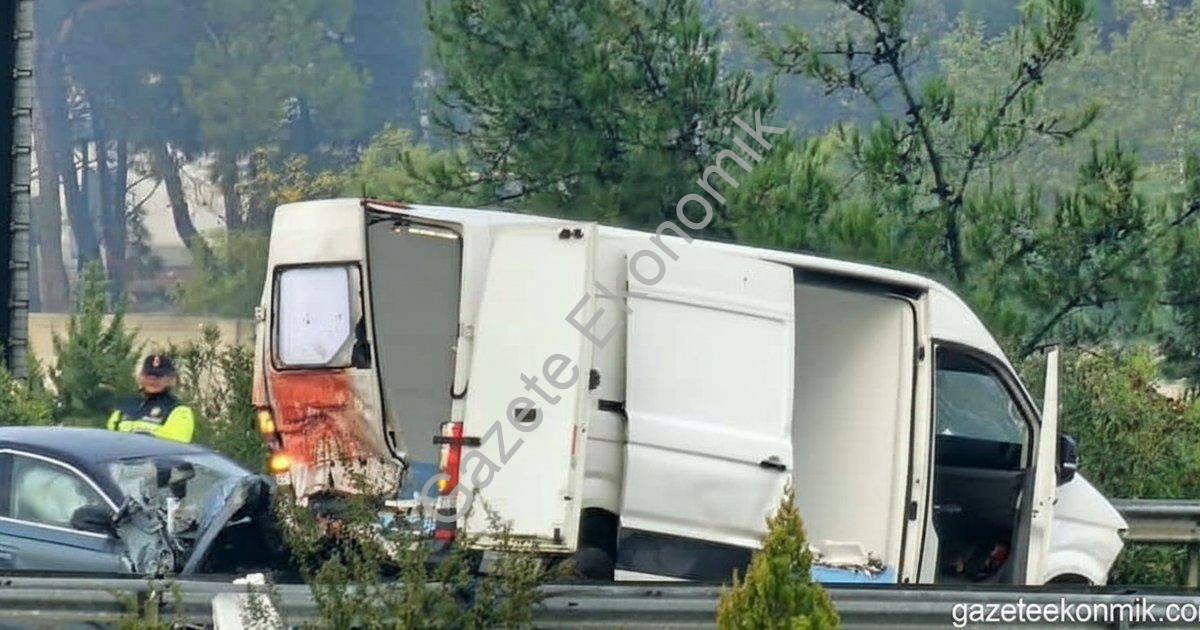 "İzmir-Aydın Otoyolu’nda zincirleme kaza: 1 ölü, 3 yaralı" başlıklı haber için fotorealistik, profes