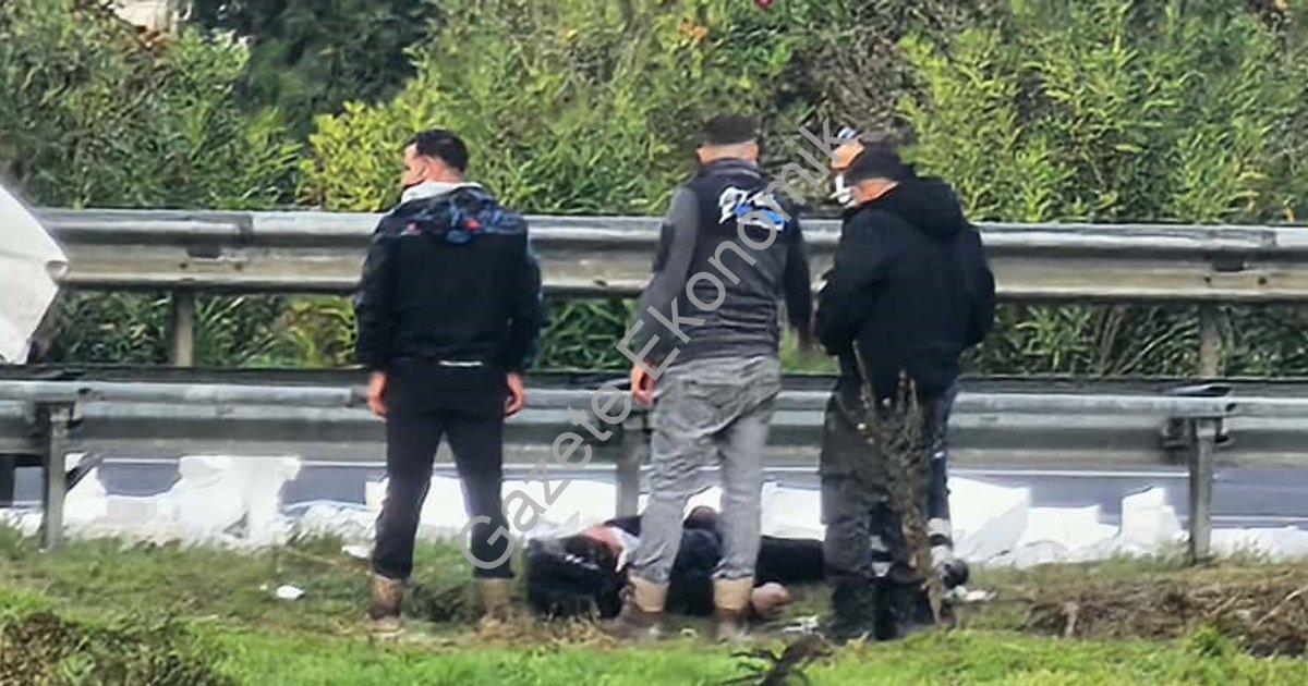 İZMİR’İN BUCA İLÇESİNDE, LASTİĞİ PATLAYAN BİR ARACA VE YARDIM İÇİN GELEN BAŞKA BİR ARACA SEYİR HALİNDEKİ BİR OTOMOBİL ÇARPTI. KAZADA 1 KİŞİ HAYATINI KAYBETTİ, 3 KİŞİ YARALANDI.