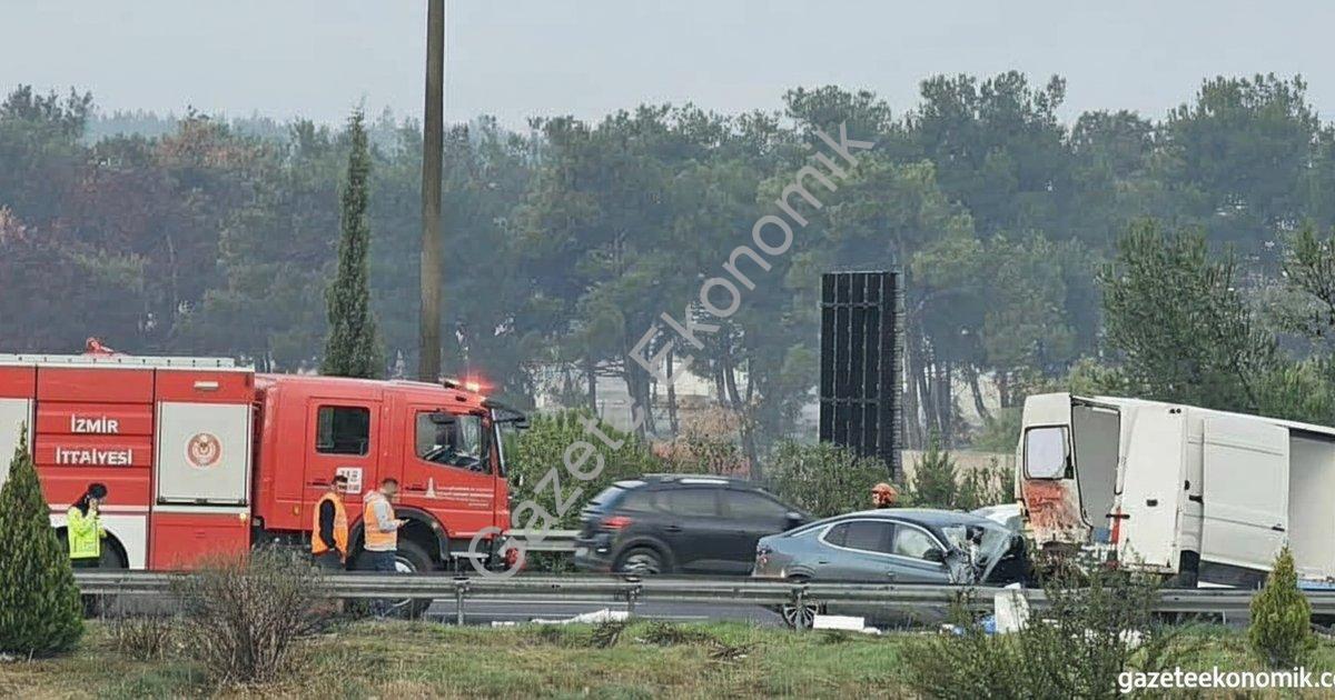 İZMİR’İN BUCA İLÇESİNDE, LASTİĞİ PATLAYAN BİR ARACA VE YARDIM İÇİN GELEN BAŞKA BİR ARACA SEYİR HALİNDEKİ BİR OTOMOBİL ÇARPTI. KAZADA 1 KİŞİ HAYATINI KAYBETTİ, 3 KİŞİ YARALANDI.