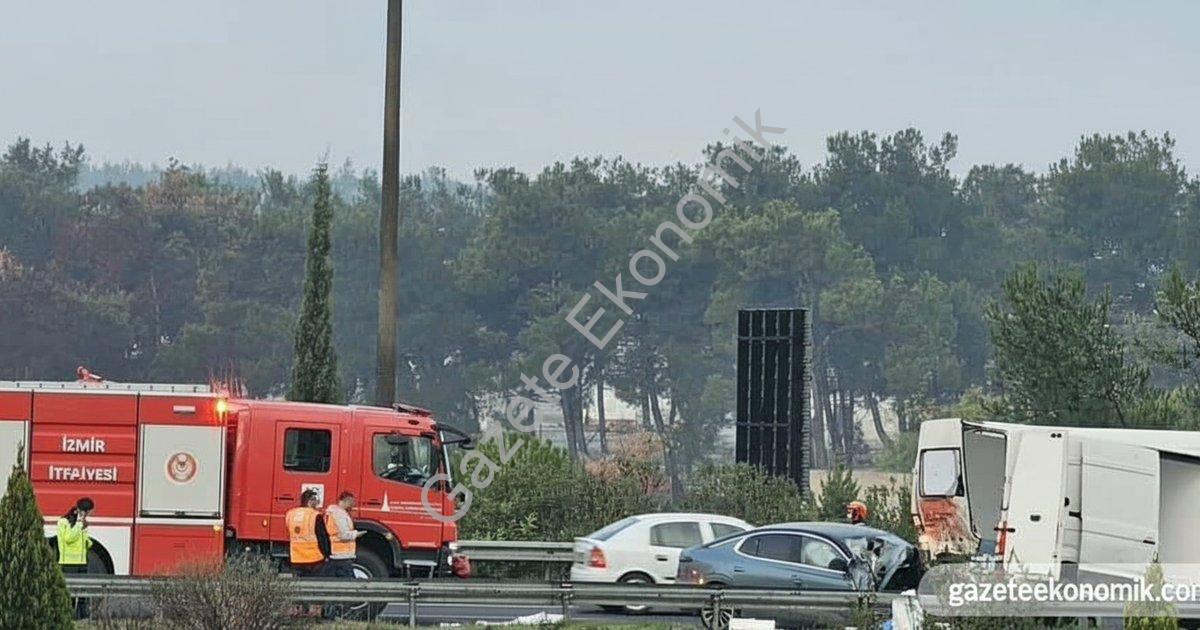 İZMİR’İN BUCA İLÇESİNDE, LASTİĞİ PATLAYAN BİR ARACA VE YARDIM İÇİN GELEN BAŞKA BİR ARACA SEYİR HALİNDEKİ BİR OTOMOBİL ÇARPTI. KAZADA 1 KİŞİ HAYATINI KAYBETTİ, 3 KİŞİ YARALANDI.