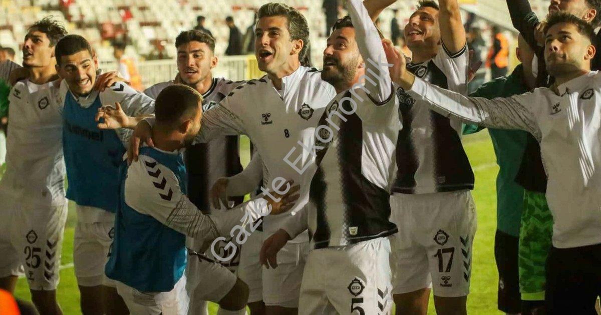 "Altay, kritik İzmir derbisinin ardından nefes aldı" başlıklı haber için fotorealistik, profesyonel