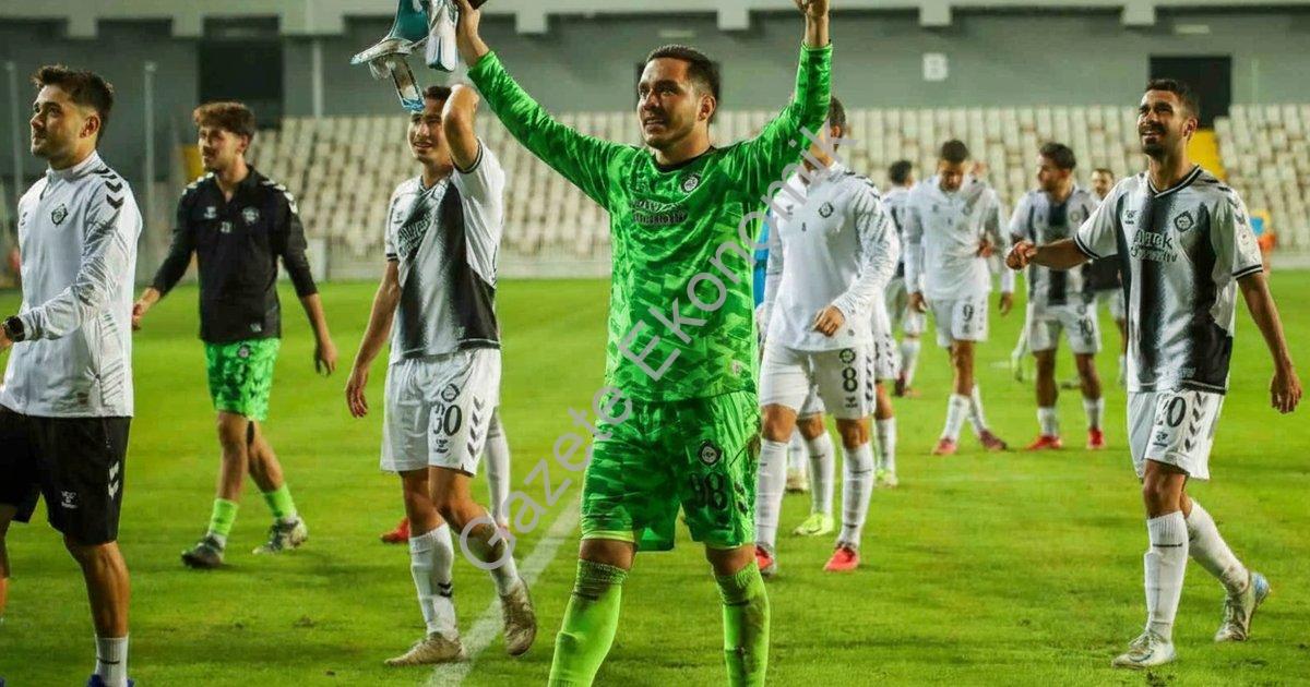 TFF 3. LİG 4. GRUP’TA İLK 6 HAFTAYI DÜŞME HATTINDA GEÇİREN ALTAY, 7. HAFTADA OYNADIĞI TİRE 2021 FK MAÇIYLA BİRLİKTE İLK KEZ TEHLİKELİ BÖLGENİN DIŞINA ÇIKMAYI BAŞARDI.