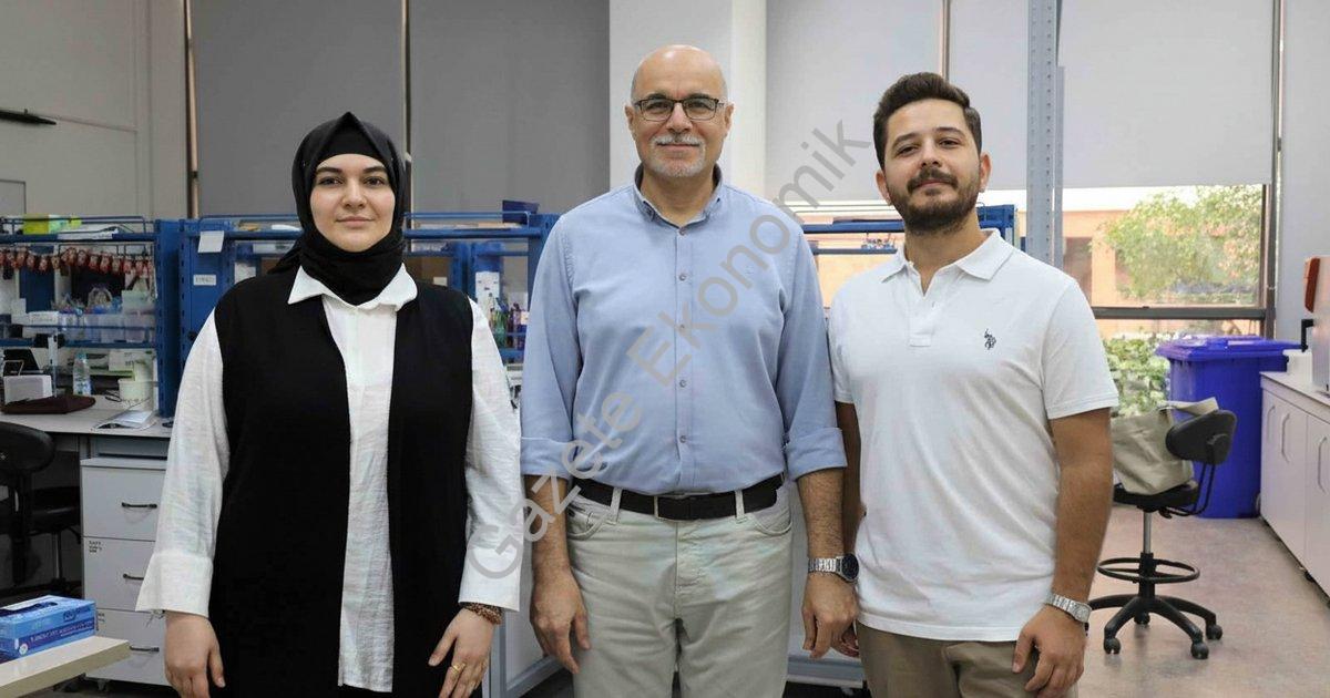 ISRAA M. F ABDULLAH ALHAMMOODİ, PROF. DR. DİAA GADELMAVLA VE MEHMET ALİ DALGIÇ (SOLDAN İTİBAREN)